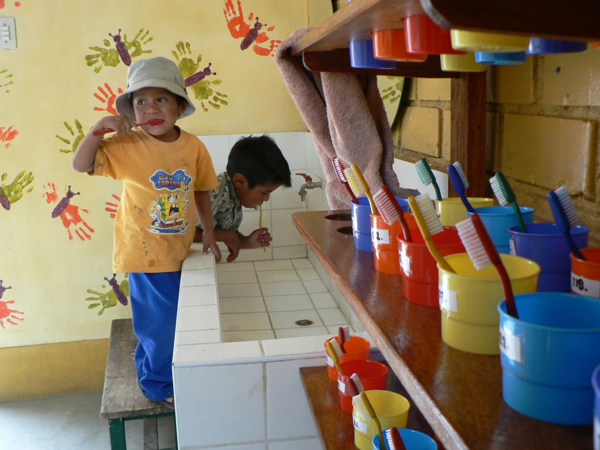 Kinderen bij een project van Stichting Wees Kind